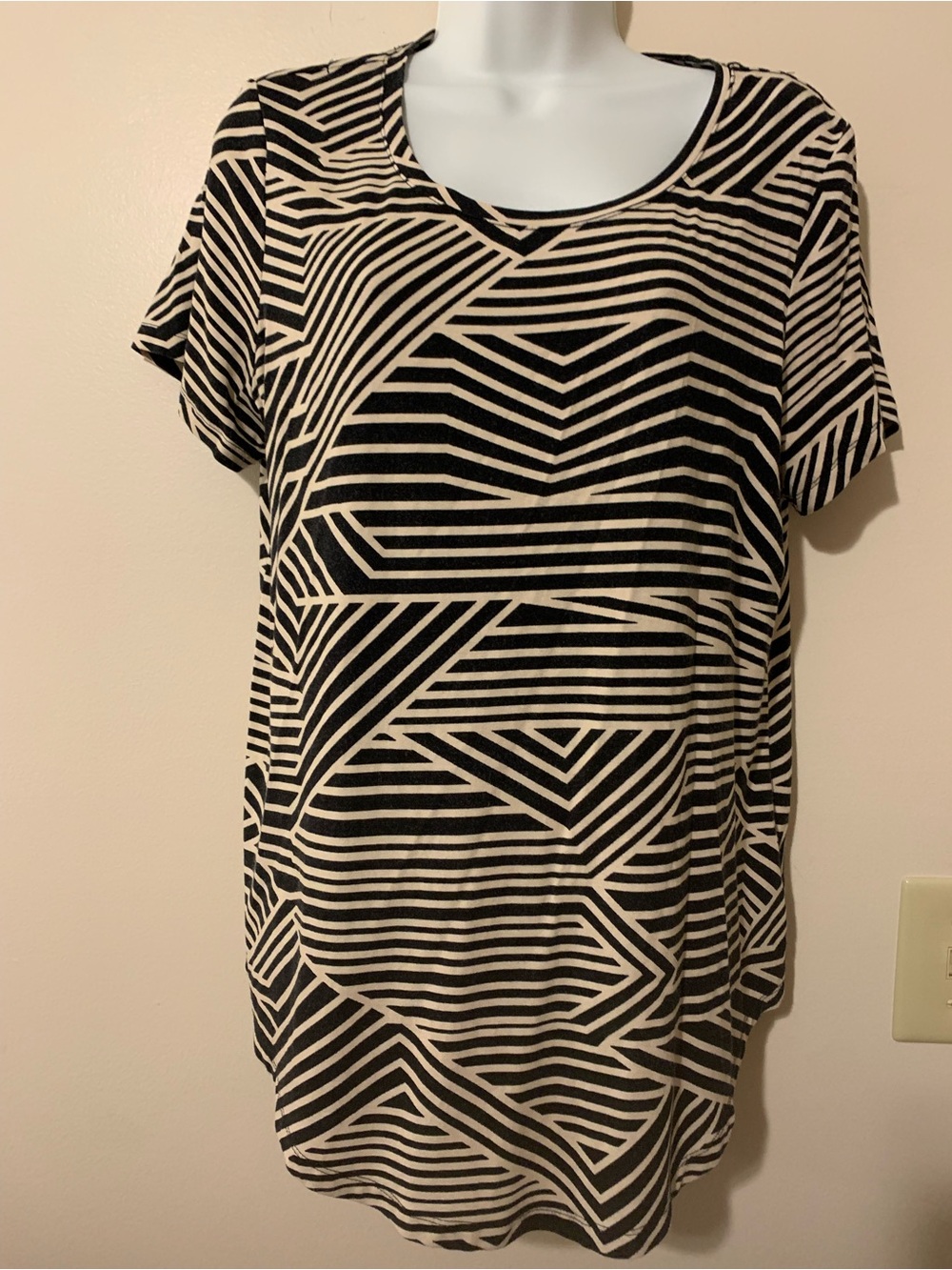 JM Collection Black and Cream Geometric Short Sleeve Tunic